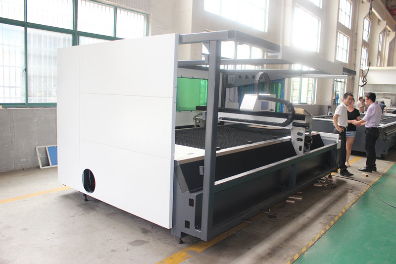 IPG 700w laserový rezací stroj na plechy Čína výrobca