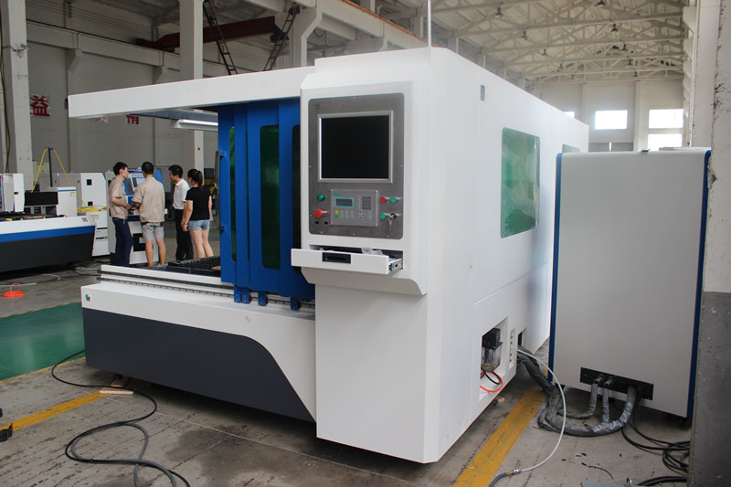 Pásový laserový rezací stroj na IPG 1000 W